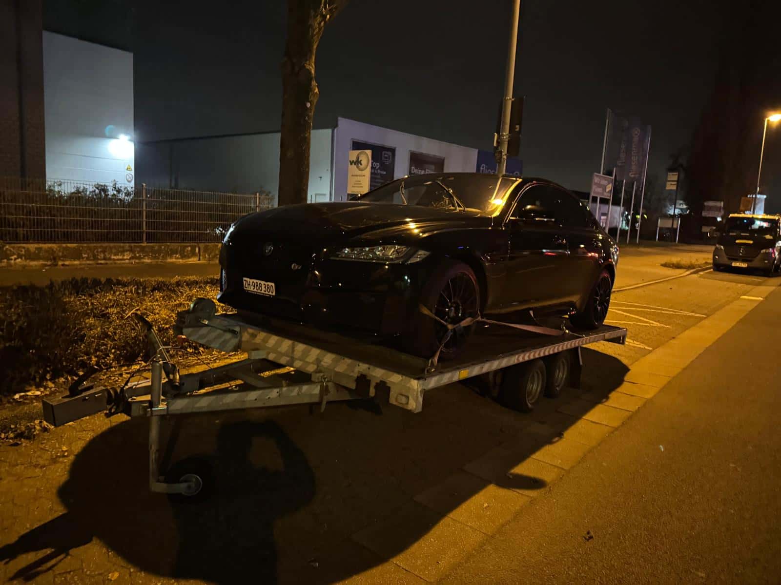 Nächtlicher Transport eines Jaguar auf dem Tieflader