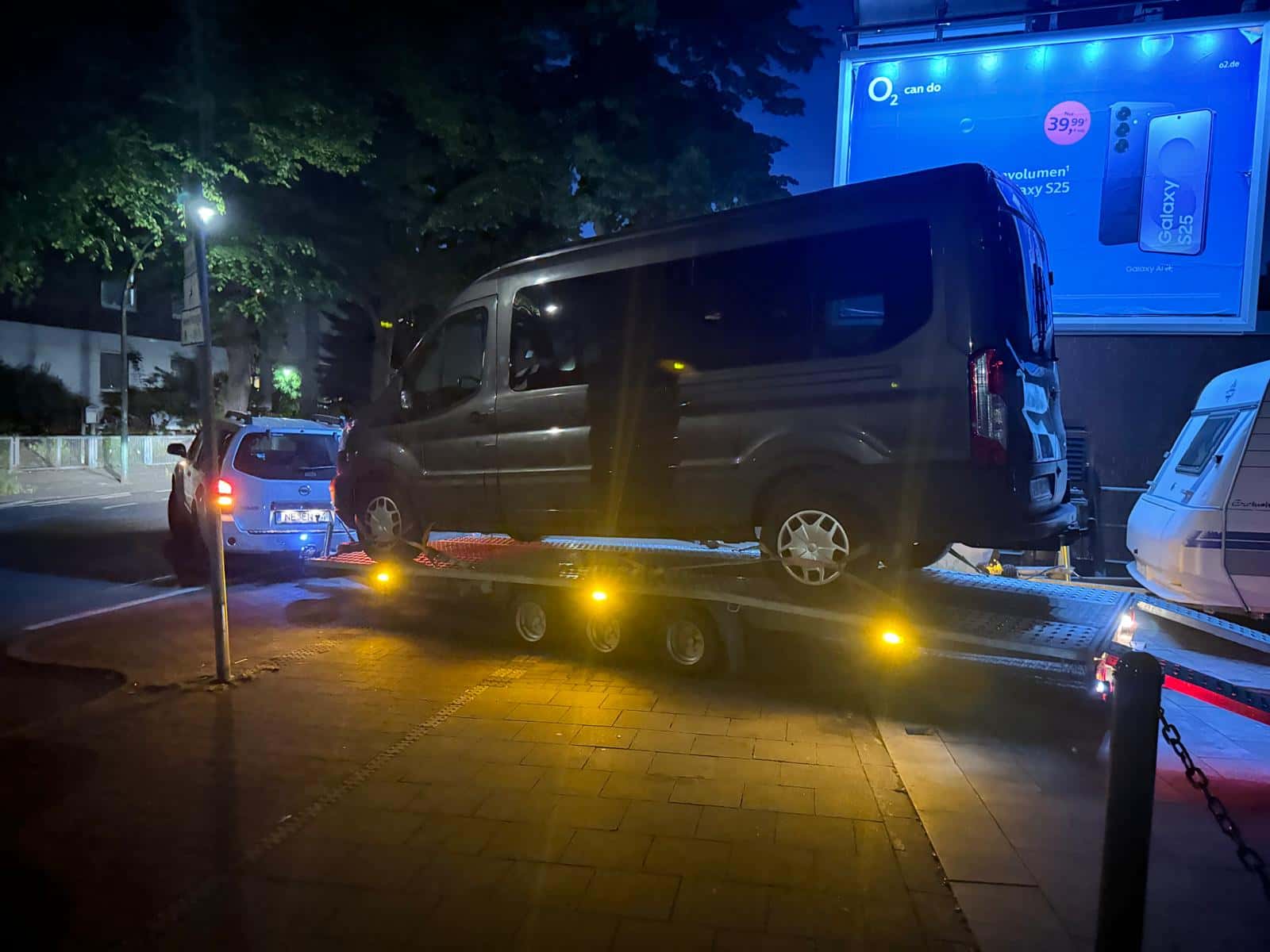 Nächtlicher Transportdienst mitten in der Stadt