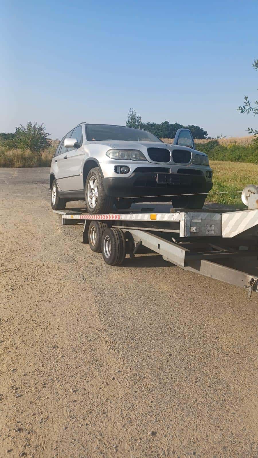 Fahrzeugüberführung eines BMW X5 bei Tageslicht