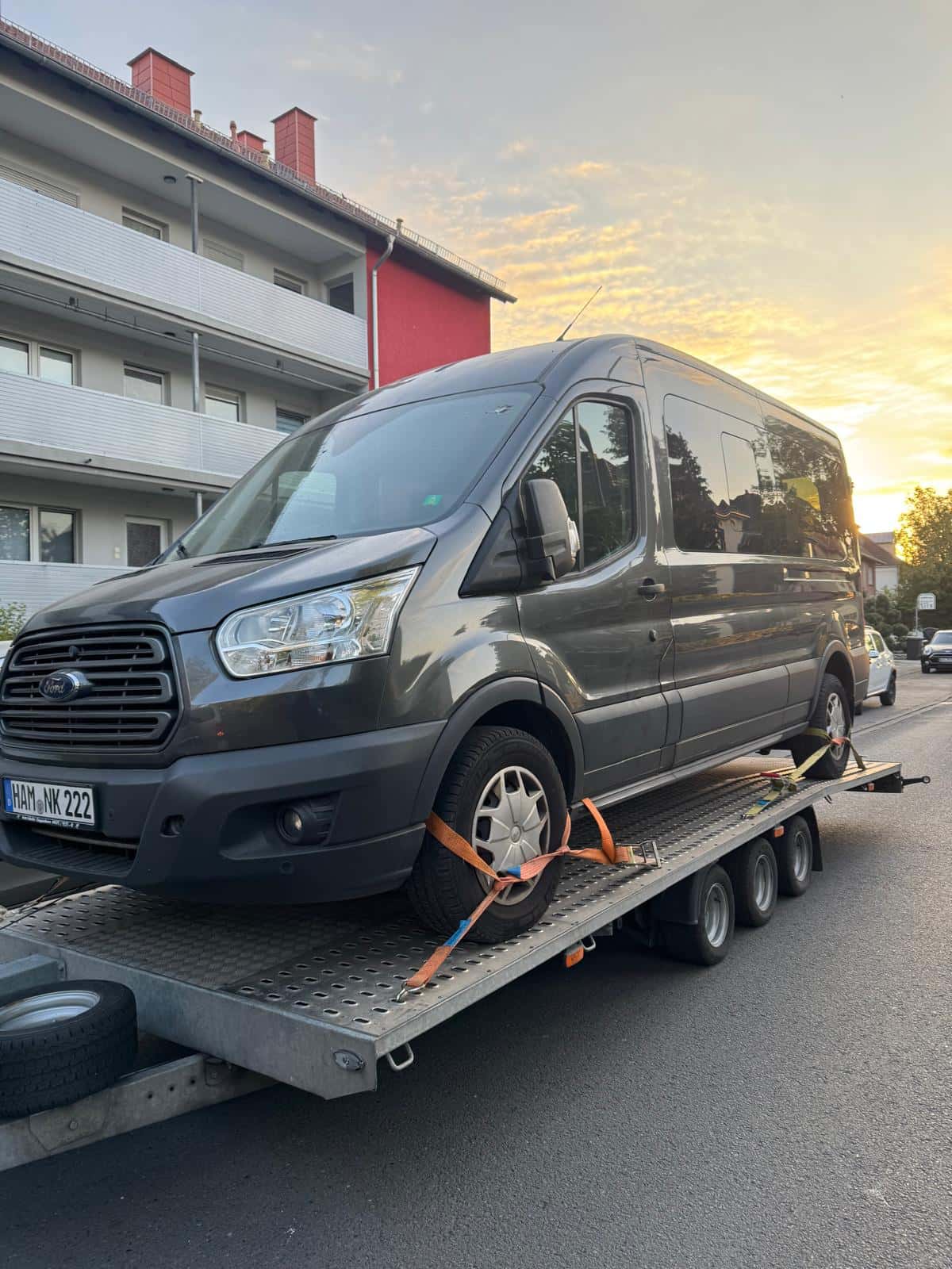 Nahaufnahme eines Ford Transit auf dem Abschleppwagen