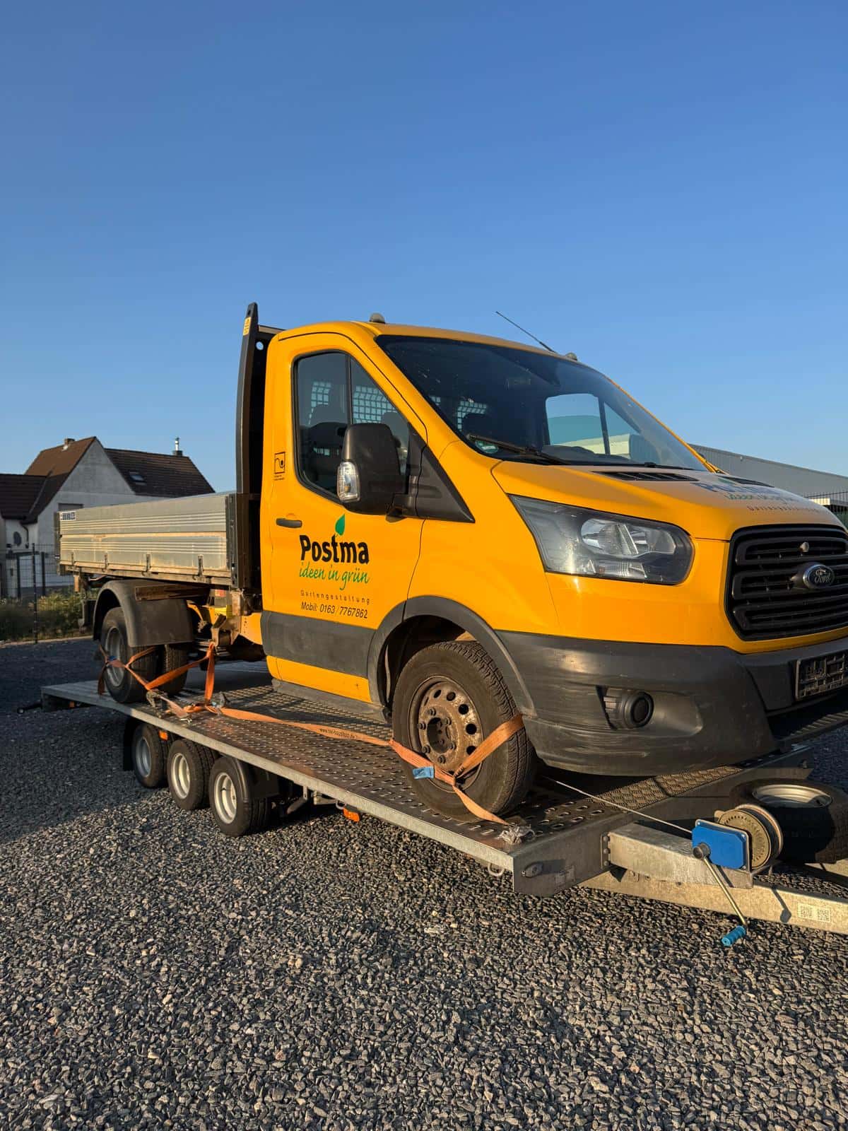 Nahaufnahme eines Transporters auf dem Abschleppwagen