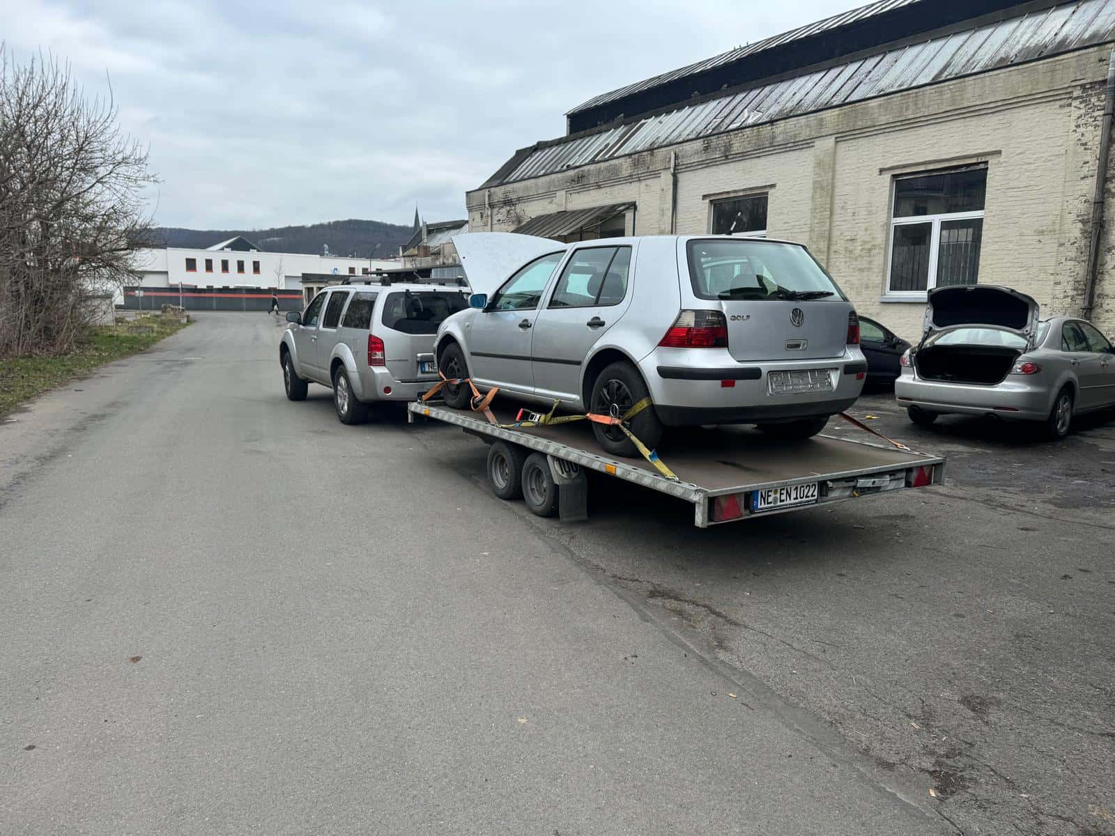Abschleppwagen mit VW Golf auf dem Tieflader bei Tageslicht