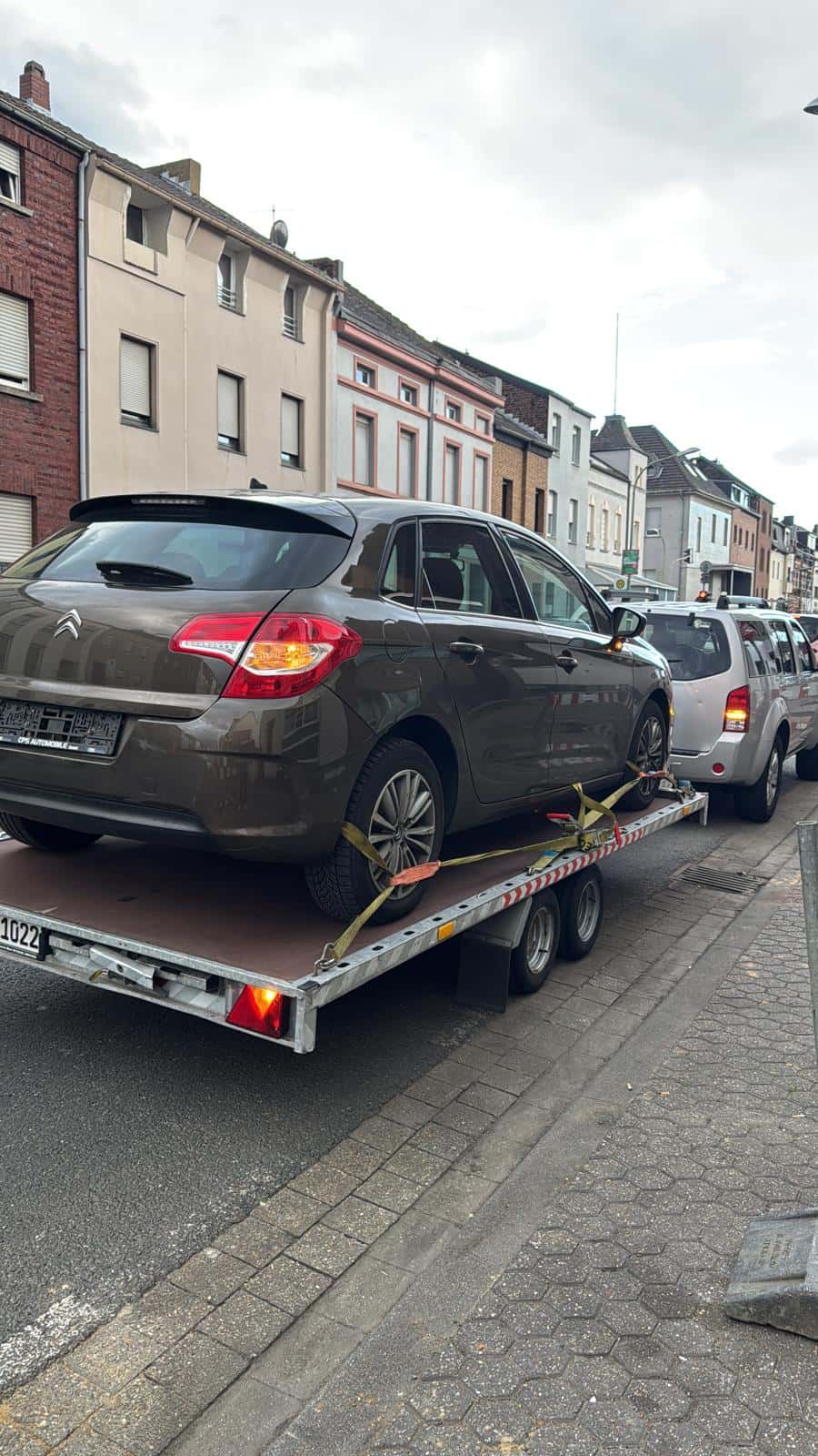 Fahrzeugtransport eines Citroën in der Stadt