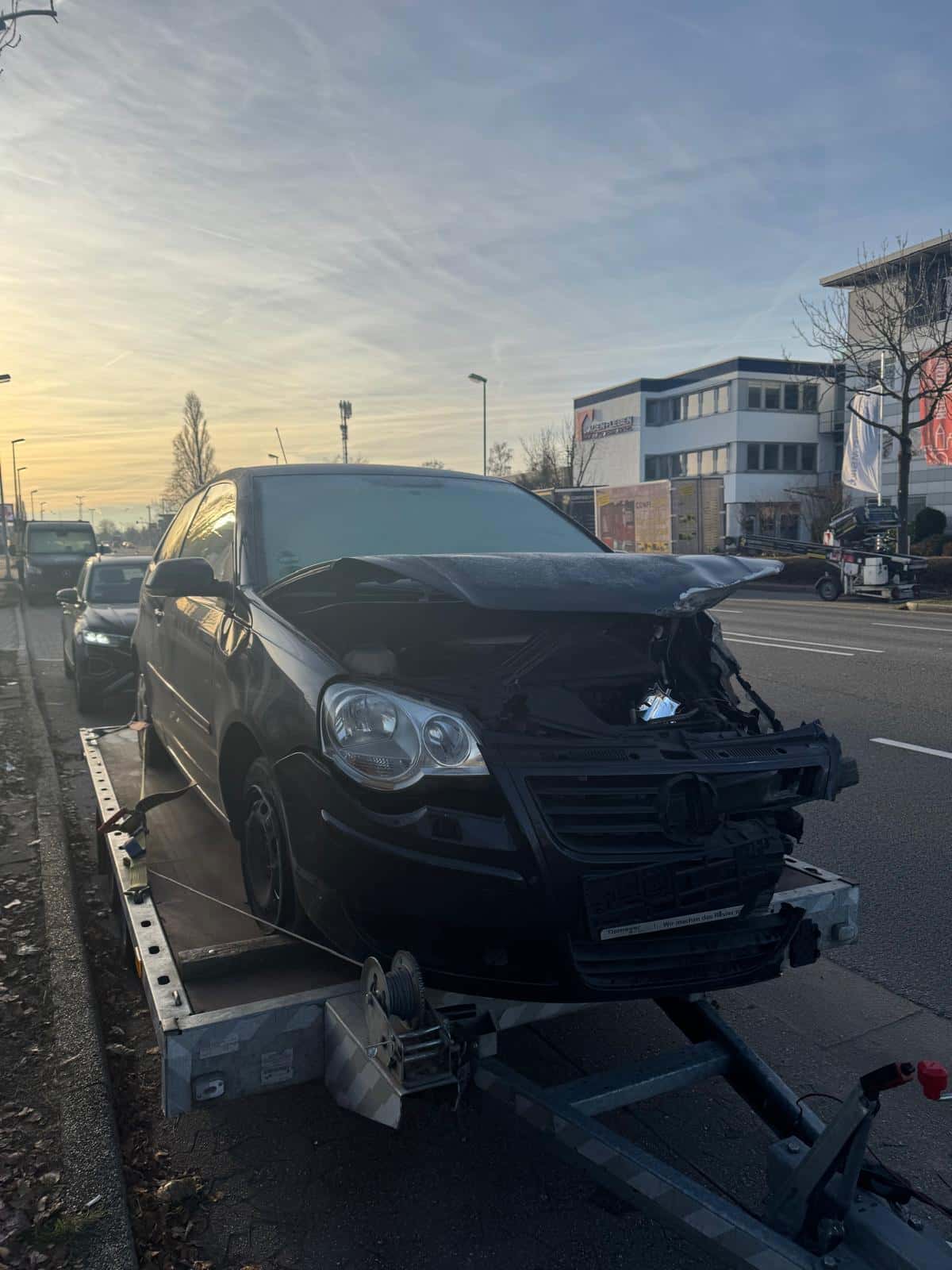 Fahrzeugtransport eines VW Polo bei Tageslicht