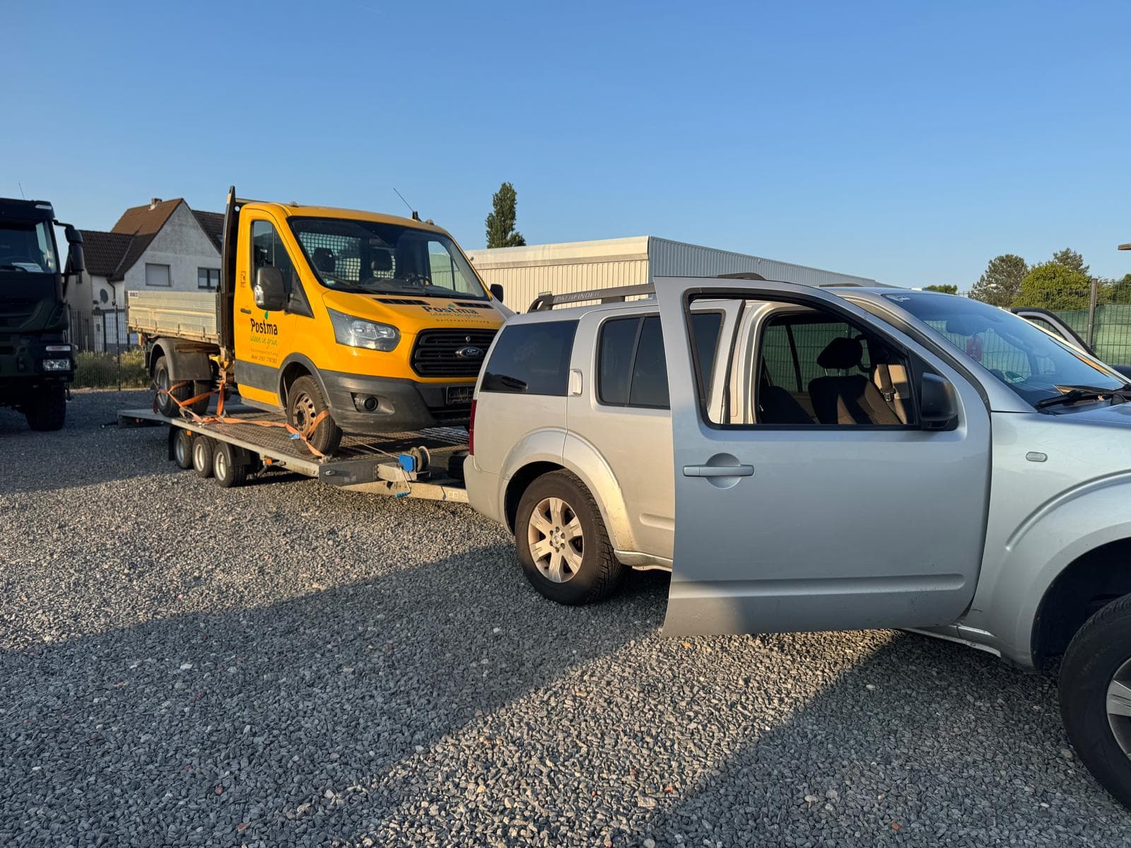 Abschleppdienst für einen Transporter bei Tageslicht