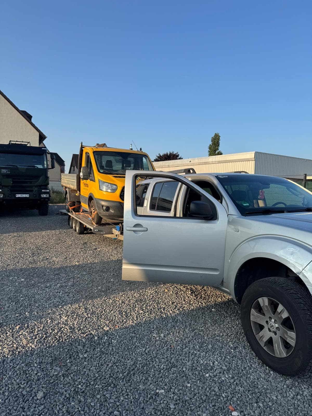 Fahrzeugbergung auf einem Schotterplatz