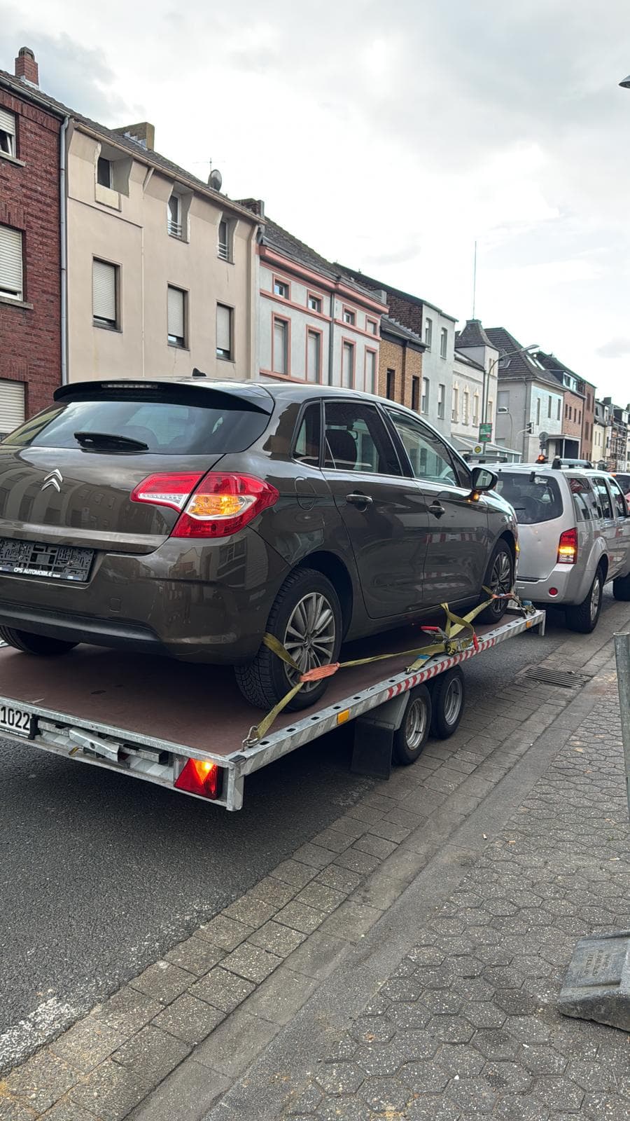 Fahrzeugtransport eines Citroën in der Stadt
