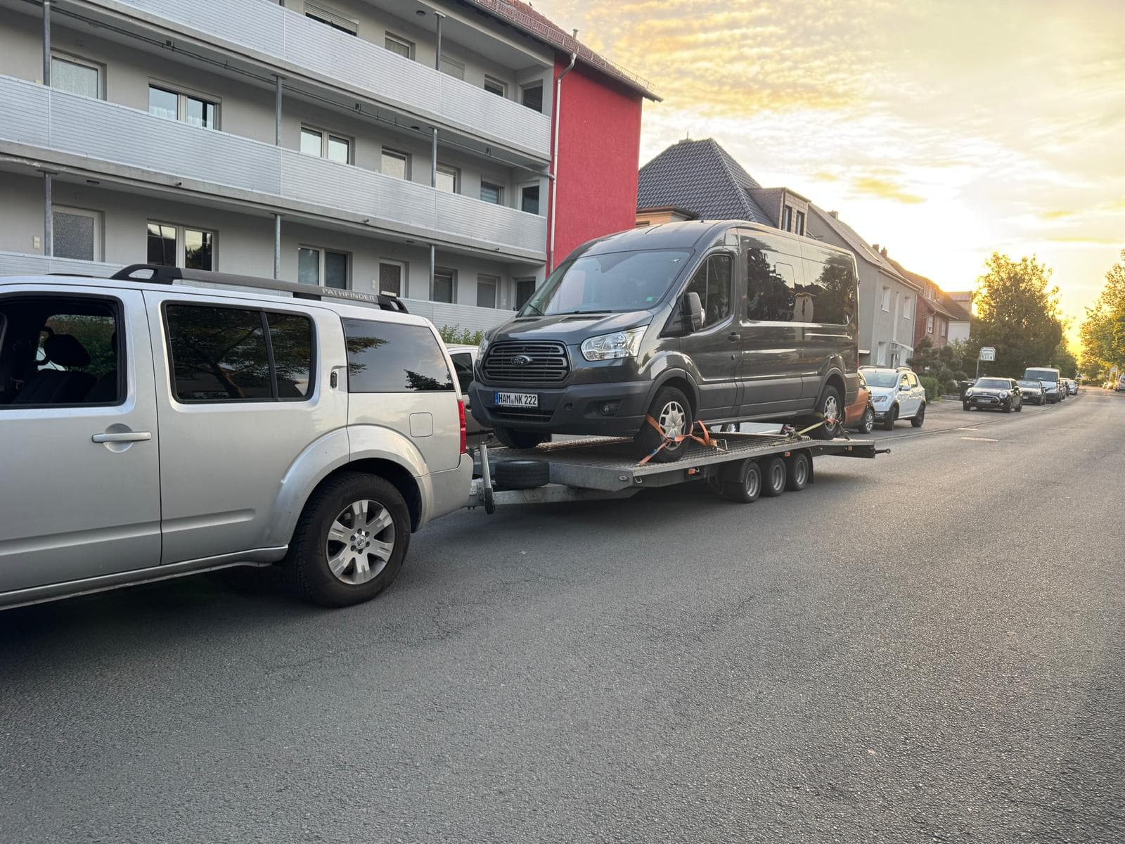 Fahrzeugtransport eines Ford Transit bei Sonnenuntergang