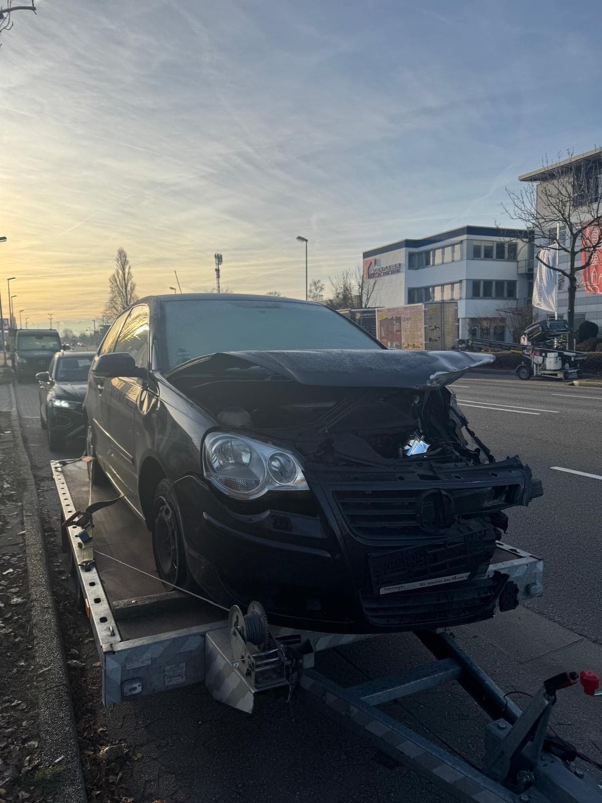 Fahrzeugtransport eines VW Polo bei Tageslicht